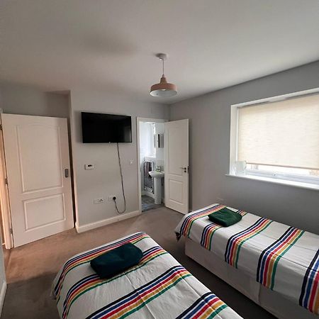 Whyte, Modern 3 Bed House With Garden, Sleeps 9, Free Parking, Sittingbourne City Centre, Kent المظهر الخارجي الصورة