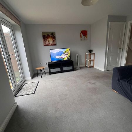 Whyte, Modern 3 Bed House With Garden, Sleeps 9, Free Parking, Sittingbourne City Centre, Kent المظهر الخارجي الصورة