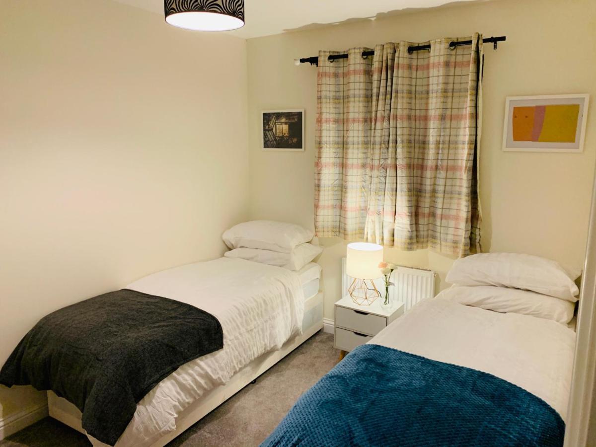 Whyte, Modern 3 Bed House With Garden, Sleeps 9, Free Parking, Sittingbourne City Centre, Kent المظهر الخارجي الصورة