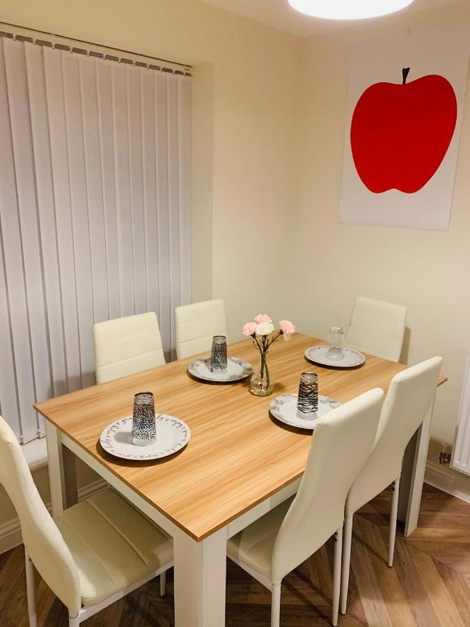 Whyte, Modern 3 Bed House With Garden, Sleeps 9, Free Parking, Sittingbourne City Centre, Kent المظهر الخارجي الصورة