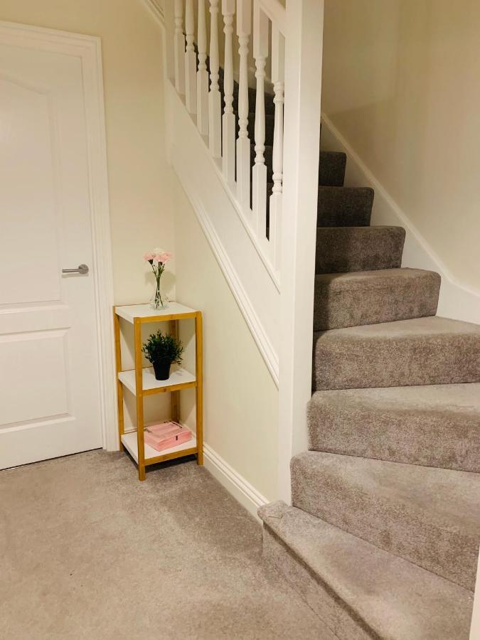 Whyte, Modern 3 Bed House With Garden, Sleeps 9, Free Parking, Sittingbourne City Centre, Kent المظهر الخارجي الصورة