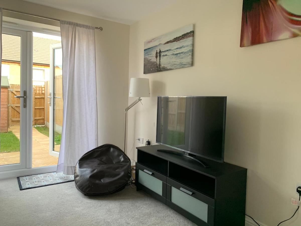 Whyte, Modern 3 Bed House With Garden, Sleeps 9, Free Parking, Sittingbourne City Centre, Kent المظهر الخارجي الصورة