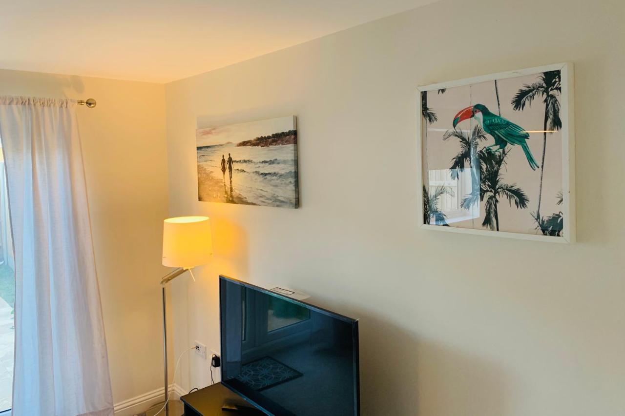 Whyte, Modern 3 Bed House With Garden, Sleeps 9, Free Parking, Sittingbourne City Centre, Kent المظهر الخارجي الصورة