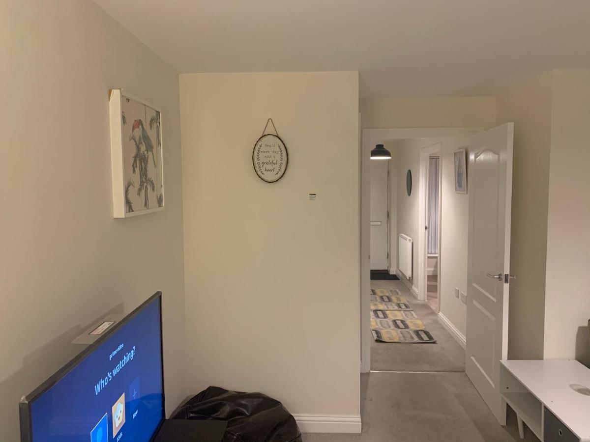 Whyte, Modern 3 Bed House With Garden, Sleeps 9, Free Parking, Sittingbourne City Centre, Kent المظهر الخارجي الصورة