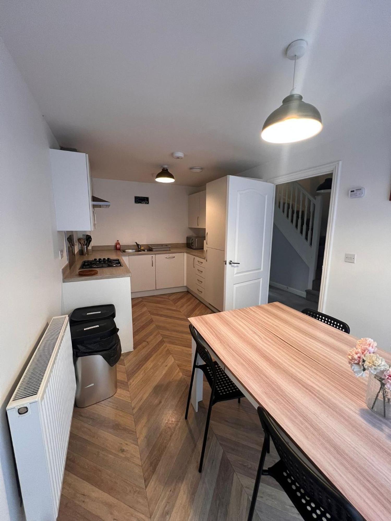 Whyte, Modern 3 Bed House With Garden, Sleeps 9, Free Parking, Sittingbourne City Centre, Kent المظهر الخارجي الصورة